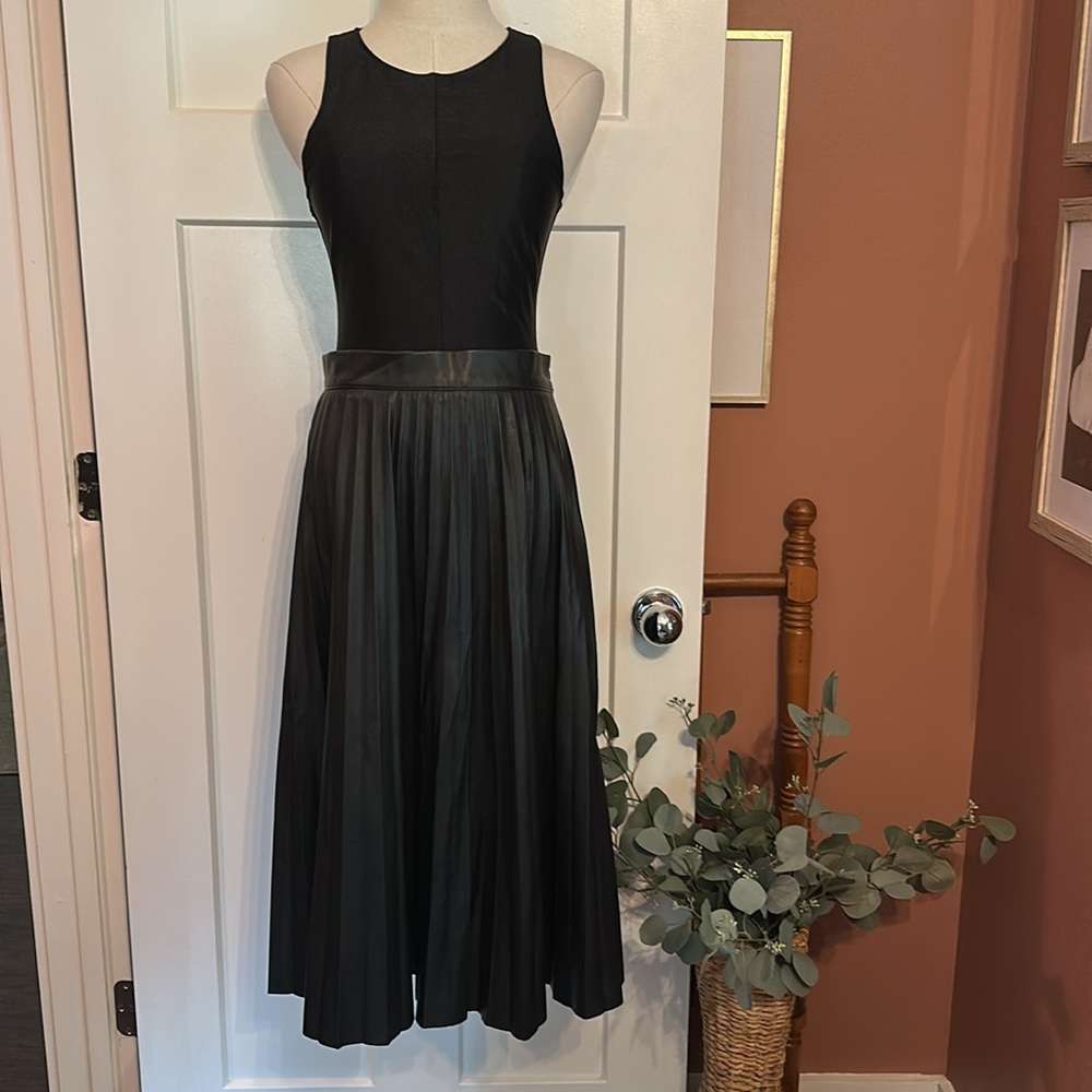 NWT Olia Clothing Elegant Black Faux leather midi M side zipper Pleated Skirt